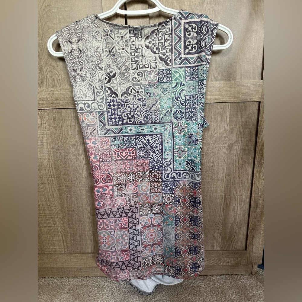 Patterned Sleeveless Top - Picture 4 of 4